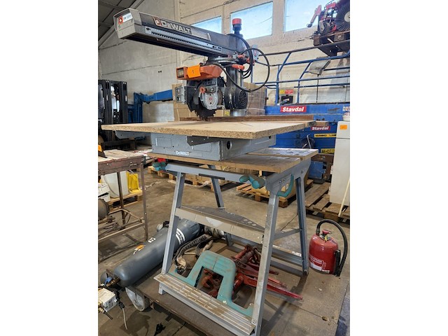 Zaagmachine dewalt - afbeelding 3 van  5