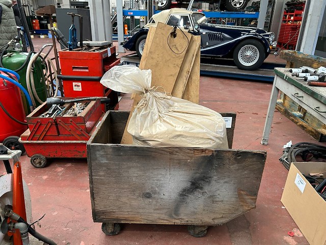 Zak met zaagsel in kar - afbeelding 1 van  5