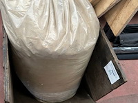 Zak met zaagsel in kar - afbeelding 2 van  5