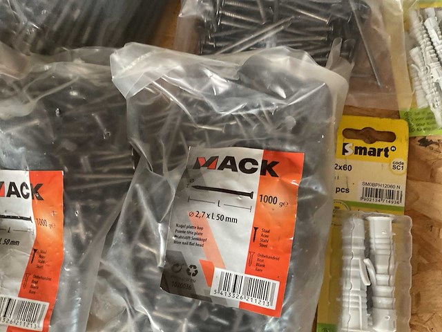 Zakken met nagels en pluggen - afbeelding 9 van  9