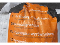 Zakken met vloernivelleringsgranules - afbeelding 1 van  9