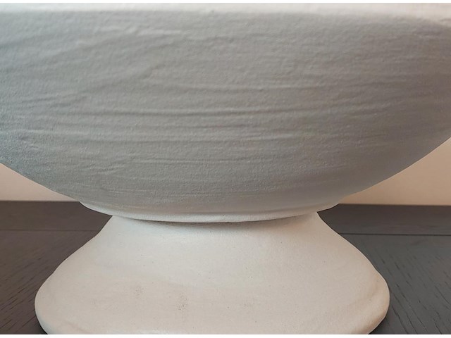 Zandlopervormige schaal in mortex (melkkleur) - afbeelding 3 van  3