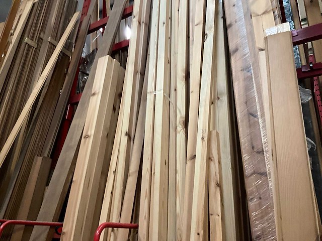 Zeer grote partij diverse houten latten, balken en panelen - afbeelding 3 van  32