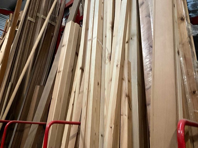 Zeer grote partij diverse houten latten, balken en panelen - afbeelding 4 van  32