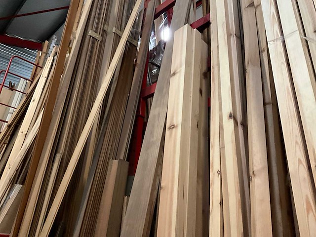 Zeer grote partij diverse houten latten, balken en panelen - afbeelding 5 van  32