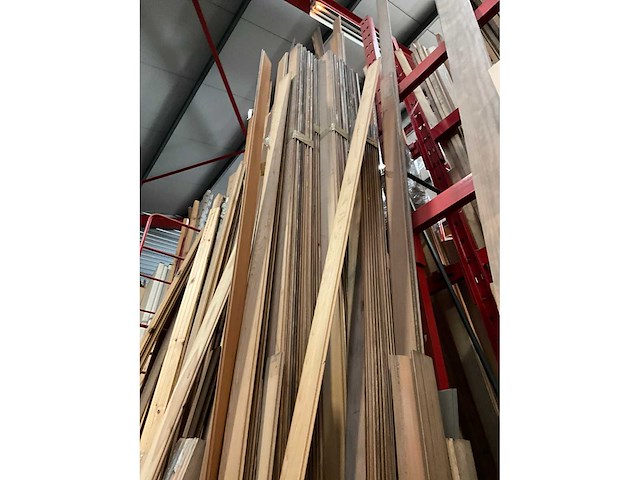 Zeer grote partij diverse houten latten, balken en panelen - afbeelding 7 van  32