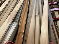 Zeer grote partij diverse houten latten, balken en panelen - afbeelding 9 van  32