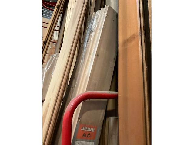 Zeer grote partij diverse houten latten, balken en panelen - afbeelding 11 van  32