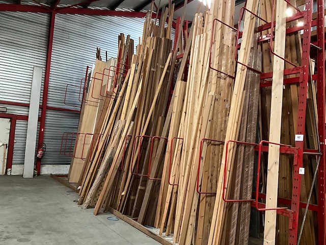 Zeer grote partij diverse houten latten, balken en panelen - afbeelding 1 van  32