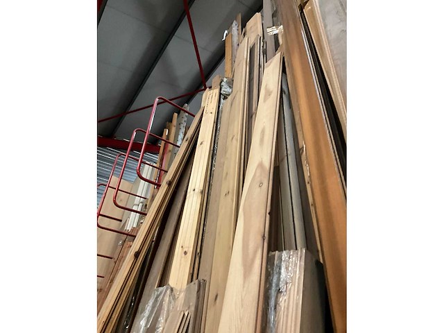 Zeer grote partij diverse houten latten, balken en panelen - afbeelding 13 van  32