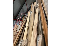 Zeer grote partij diverse houten latten, balken en panelen - afbeelding 13 van  32