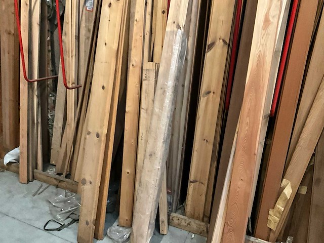 Zeer grote partij diverse houten latten, balken en panelen - afbeelding 14 van  32