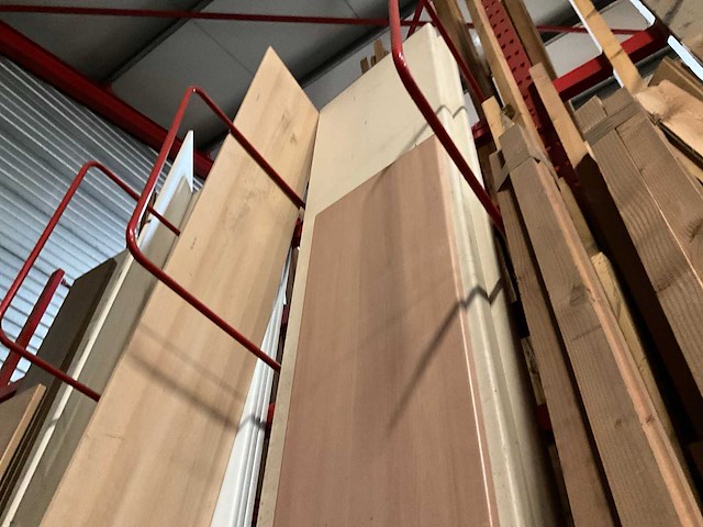 Zeer grote partij diverse houten latten, balken en panelen - afbeelding 19 van  32