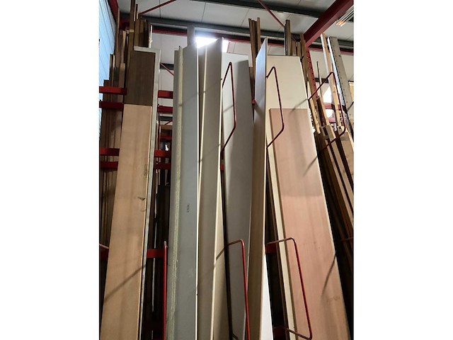 Zeer grote partij diverse houten latten, balken en panelen - afbeelding 25 van  32