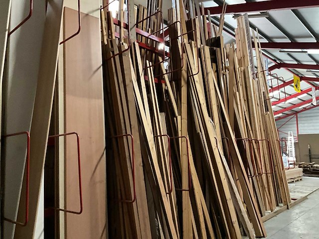 Zeer grote partij diverse houten latten, balken en panelen - afbeelding 26 van  32