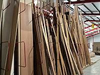 Zeer grote partij diverse houten latten, balken en panelen - afbeelding 26 van  32