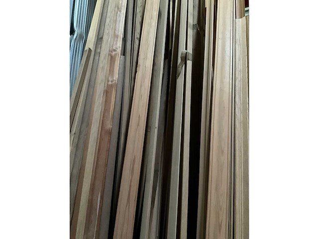 Zeer grote partij diverse houten latten en omlijstingen. - afbeelding 2 van  38