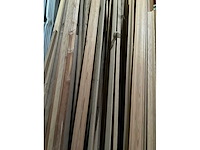 Zeer grote partij diverse houten latten en omlijstingen. - afbeelding 2 van  38