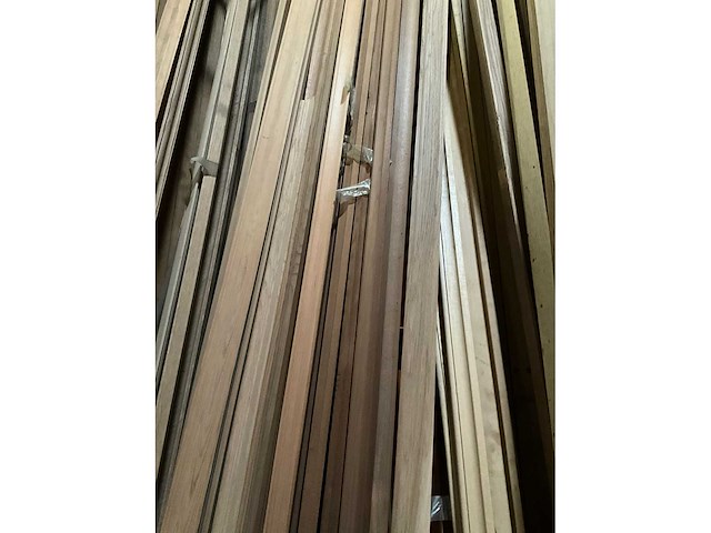 Zeer grote partij diverse houten latten en omlijstingen. - afbeelding 3 van  38