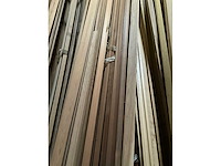 Zeer grote partij diverse houten latten en omlijstingen. - afbeelding 3 van  38