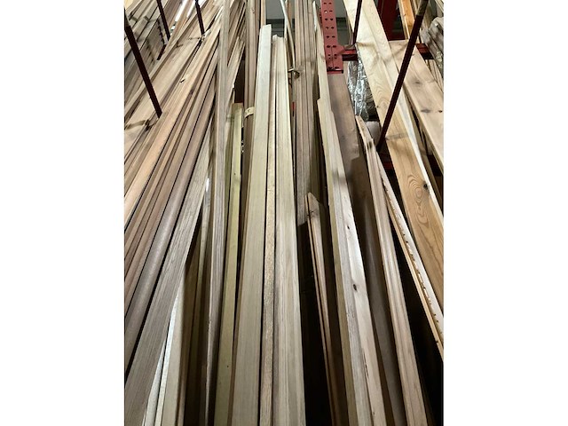Zeer grote partij diverse houten latten en omlijstingen. - afbeelding 4 van  38