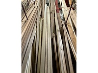 Zeer grote partij diverse houten latten en omlijstingen. - afbeelding 4 van  38