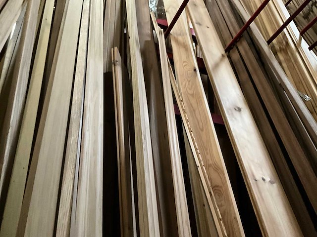 Zeer grote partij diverse houten latten en omlijstingen. - afbeelding 5 van  38