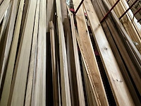 Zeer grote partij diverse houten latten en omlijstingen. - afbeelding 5 van  38