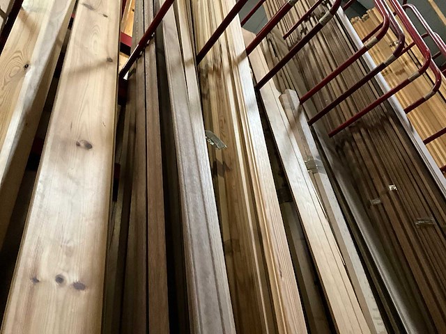 Zeer grote partij diverse houten latten en omlijstingen. - afbeelding 6 van  38