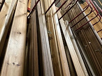 Zeer grote partij diverse houten latten en omlijstingen. - afbeelding 6 van  38