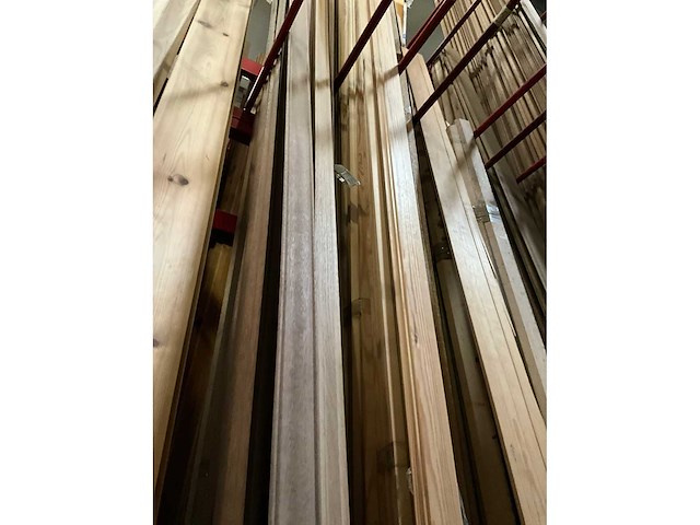 Zeer grote partij diverse houten latten en omlijstingen. - afbeelding 7 van  38