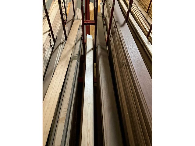 Zeer grote partij diverse houten latten en omlijstingen. - afbeelding 9 van  38