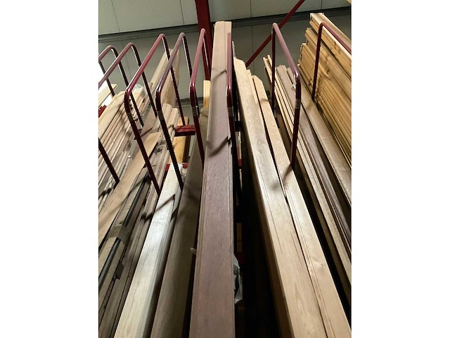 Zeer grote partij diverse houten latten en omlijstingen. - afbeelding 10 van  38