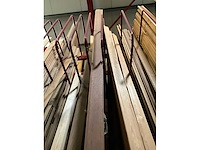 Zeer grote partij diverse houten latten en omlijstingen. - afbeelding 10 van  38