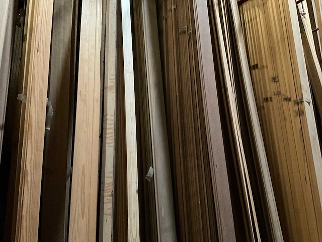 Zeer grote partij diverse houten latten en omlijstingen. - afbeelding 11 van  38