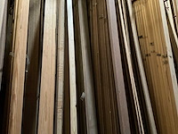 Zeer grote partij diverse houten latten en omlijstingen. - afbeelding 11 van  38