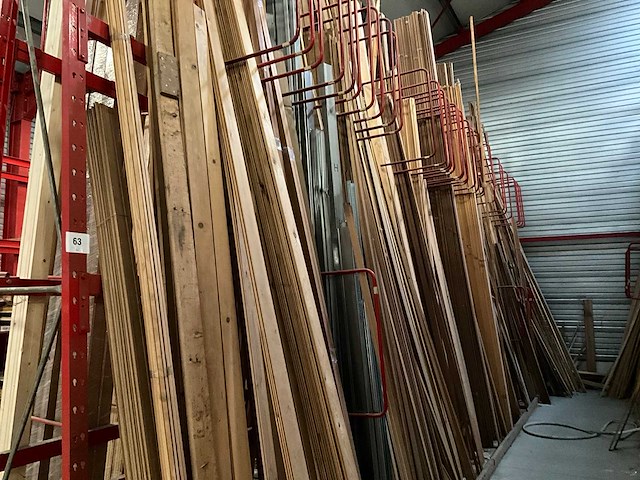 Zeer grote partij diverse houten latten en omlijstingen. - afbeelding 1 van  38