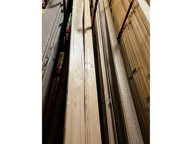 Zeer grote partij diverse houten latten en omlijstingen. - afbeelding 13 van  38