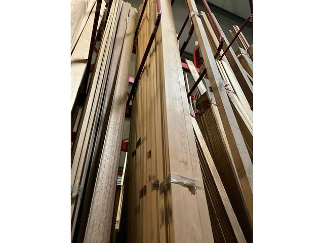 Zeer grote partij diverse houten latten en omlijstingen. - afbeelding 14 van  38