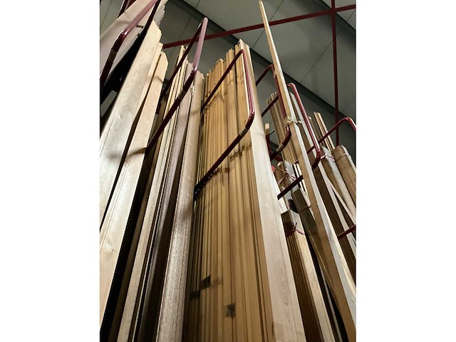Zeer grote partij diverse houten latten en omlijstingen. - afbeelding 15 van  38