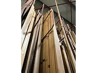 Zeer grote partij diverse houten latten en omlijstingen. - afbeelding 15 van  38