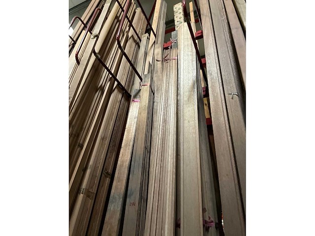 Zeer grote partij diverse houten latten en omlijstingen. - afbeelding 16 van  38