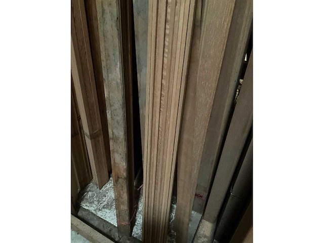 Zeer grote partij diverse houten latten en omlijstingen. - afbeelding 17 van  38