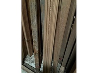 Zeer grote partij diverse houten latten en omlijstingen. - afbeelding 17 van  38