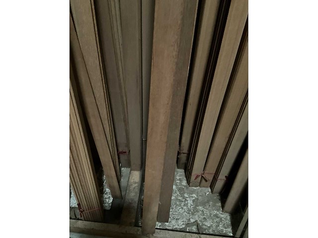 Zeer grote partij diverse houten latten en omlijstingen. - afbeelding 18 van  38