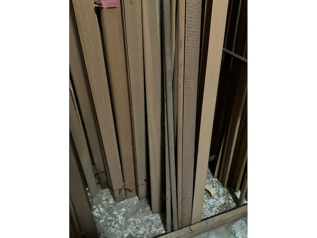 Zeer grote partij diverse houten latten en omlijstingen. - afbeelding 19 van  38