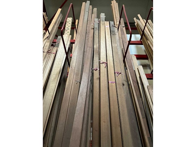 Zeer grote partij diverse houten latten en omlijstingen. - afbeelding 20 van  38