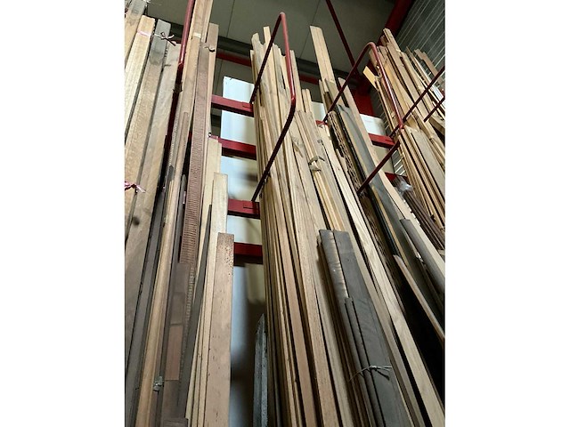 Zeer grote partij diverse houten latten en omlijstingen. - afbeelding 21 van  38