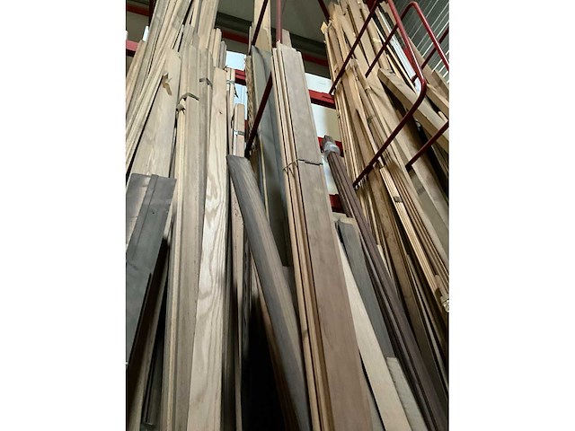 Zeer grote partij diverse houten latten en omlijstingen. - afbeelding 22 van  38