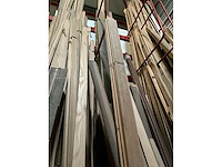 Zeer grote partij diverse houten latten en omlijstingen. - afbeelding 22 van  38